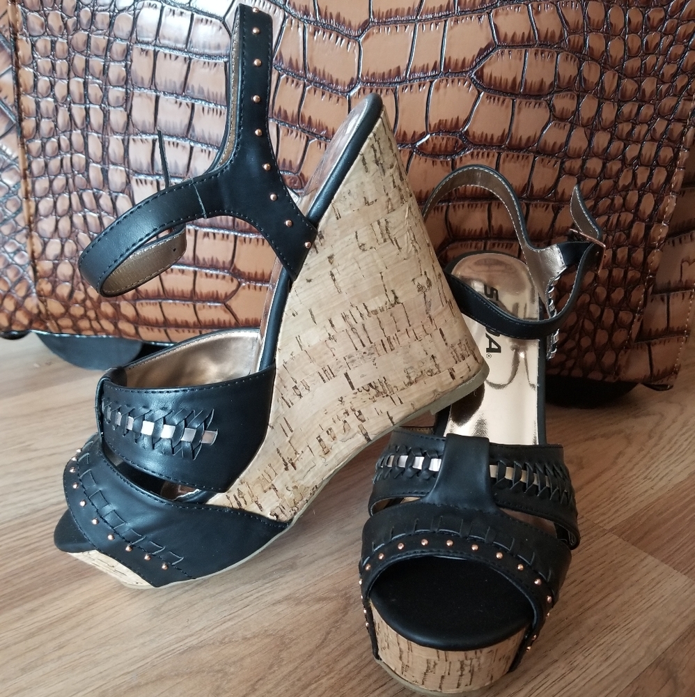 black and copper wedge cork sandal shoes by Soda